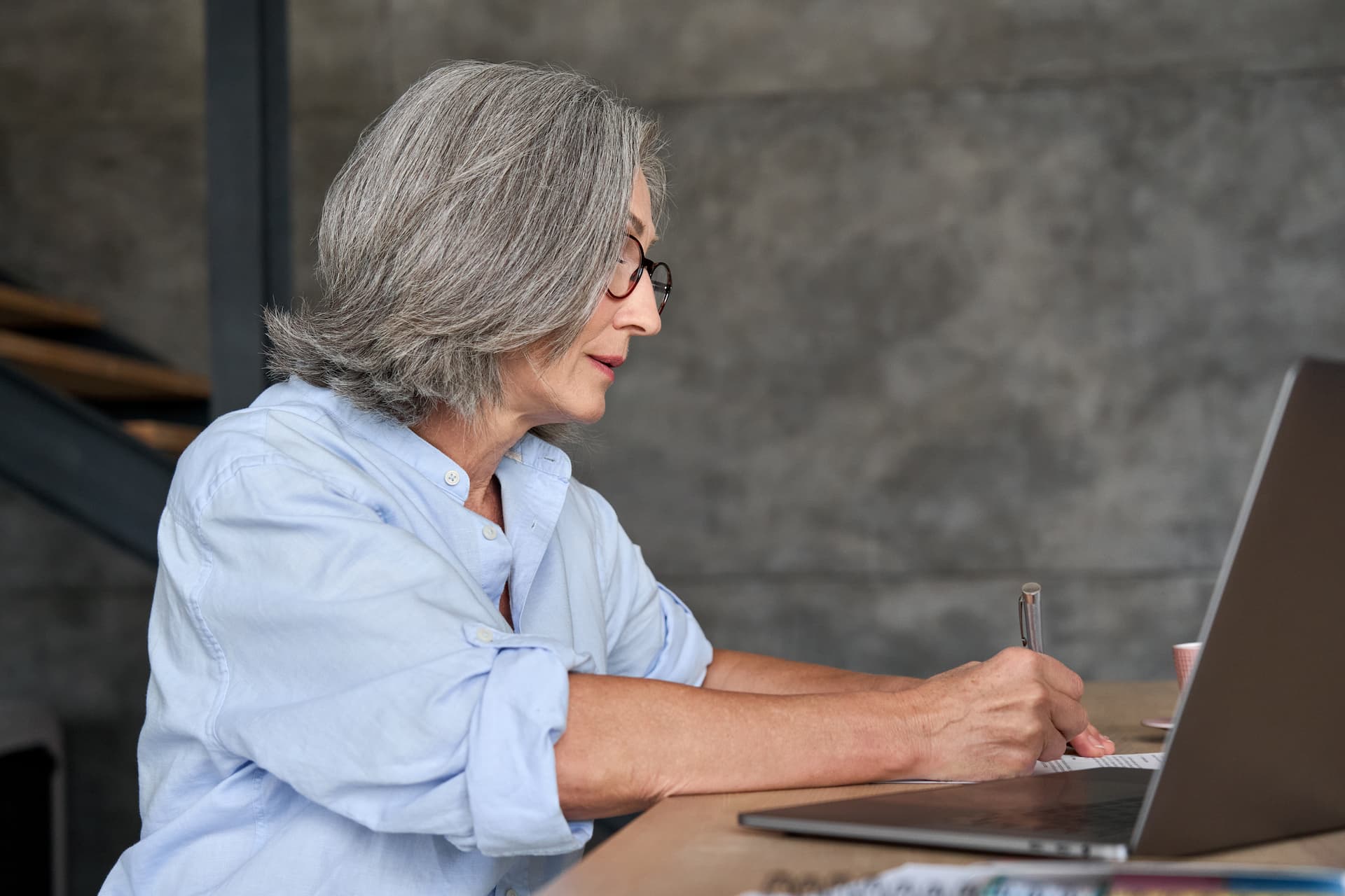 femme 50 ans ordinateur